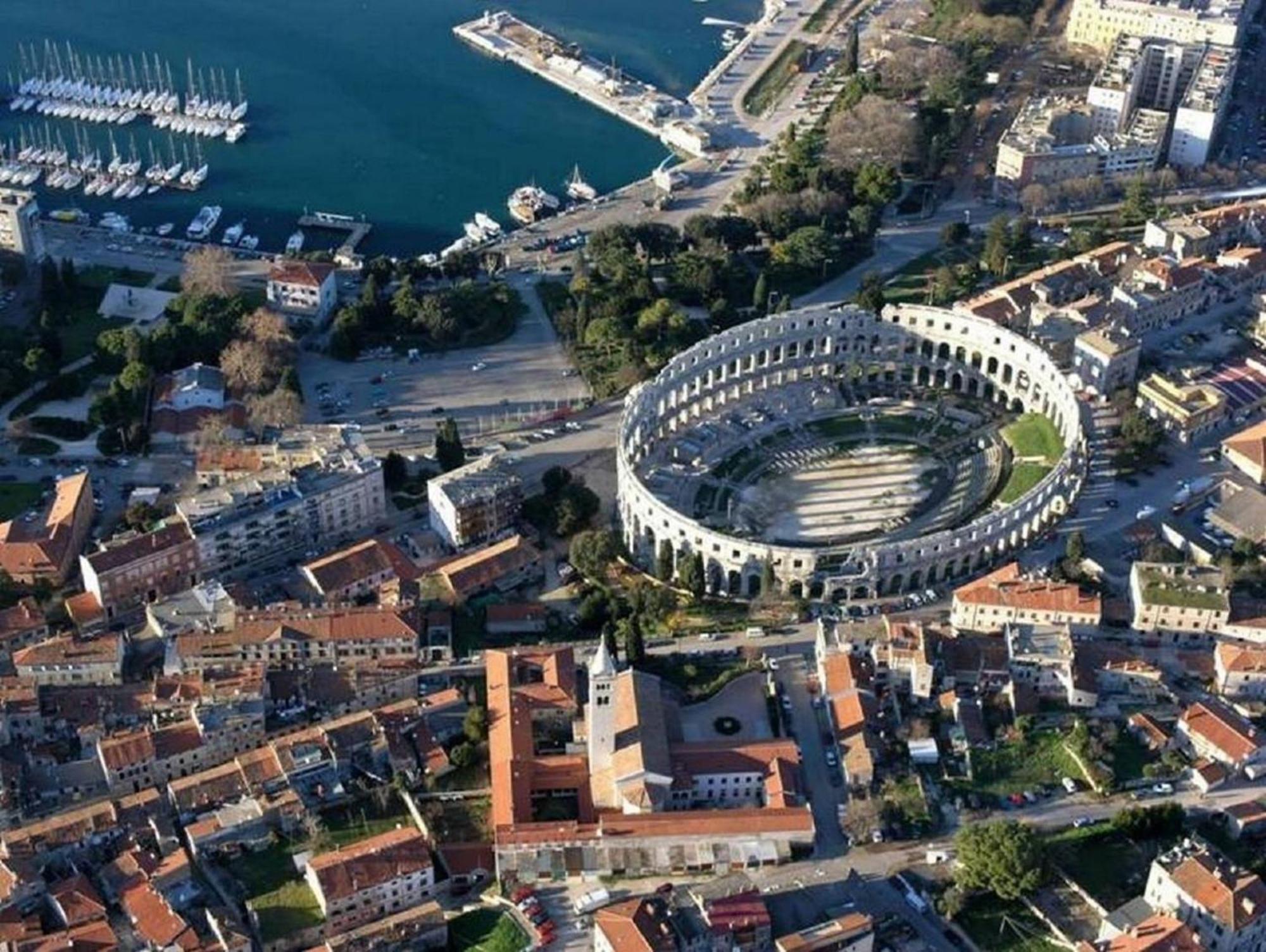 Appartement In Pula Mit Terrasse, Garten Und Grill Štinjan Eksteriør bilde